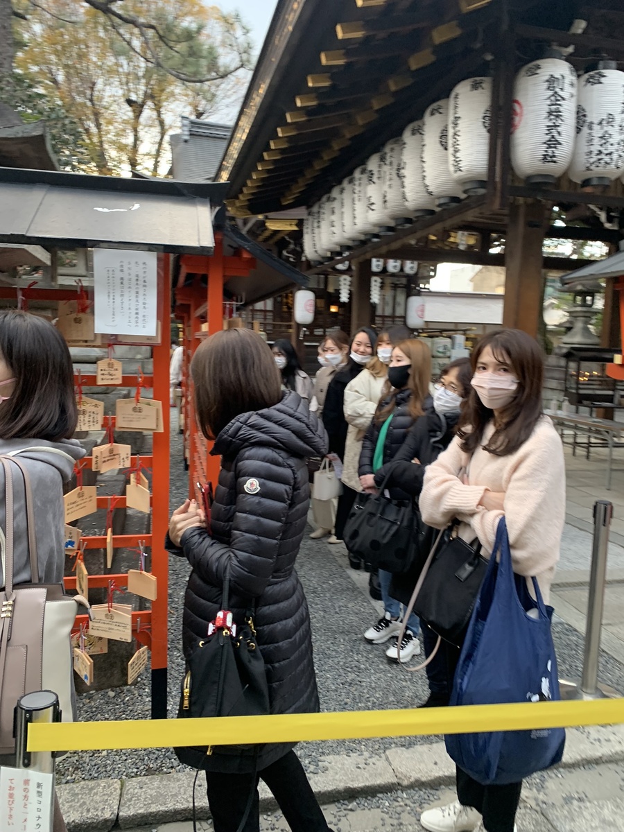 Девушки написали записочки и стоят в очереди для прохождения обряда