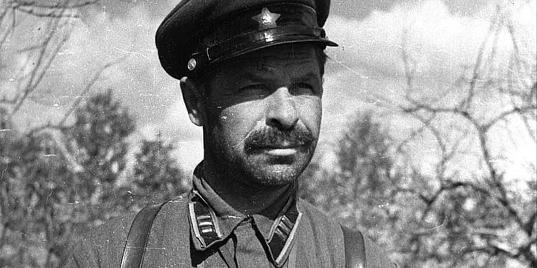 Не желая тратить патроны, немцы бросили советского подполковника под гусеницы танка; но он выжил и отомстил...