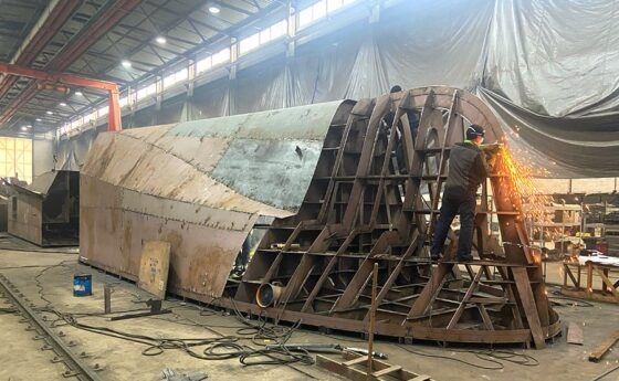 Основные характеристики судна-бонопостановщика проекта RBT2006:   Длина габаритная 19 м   Ширина габаритная 5,5 м   Высота борта 2,6 м   Осадка 1,25 м   Водоизмещение при осадке по ГВЛ 95 т   Мощность главных двигателей 2 x 354 кВт   Экипаж 2 чел.   Спецперсонал 2 чел.Судостроительный дивизион ГК «Р-Флот» продолжает строительство двух бонопостановочных судов проекта RBT2006. На данный момент на производственной площадке в Нижегородской области ведется сборка блоков корпусов бонопостановщиков. Как сообщают судостроители, обе рубки почти готовы.📷
📷
📷
📷
Конструкционно суда проекта RBT2006 представляют собой однопалубные цельносварные стальные катера с уступом верхней палубы и рубкой из алюминиево-магниевого сплава, которая смещена в нос.Суда предназначены для аварийно-спасательных работ в пятне нефти/нефтепродуктов с температурой вспышки более 60 °С для выполнения следующих операций: локализация разлива нефти или нефтепродуктов с помощью постановки боновых заграждений и построения нефтесборных ордеров, транспортировка средств ликвидации разливов нефти или нефтепродуктов, поиск и подъем с воды людей.