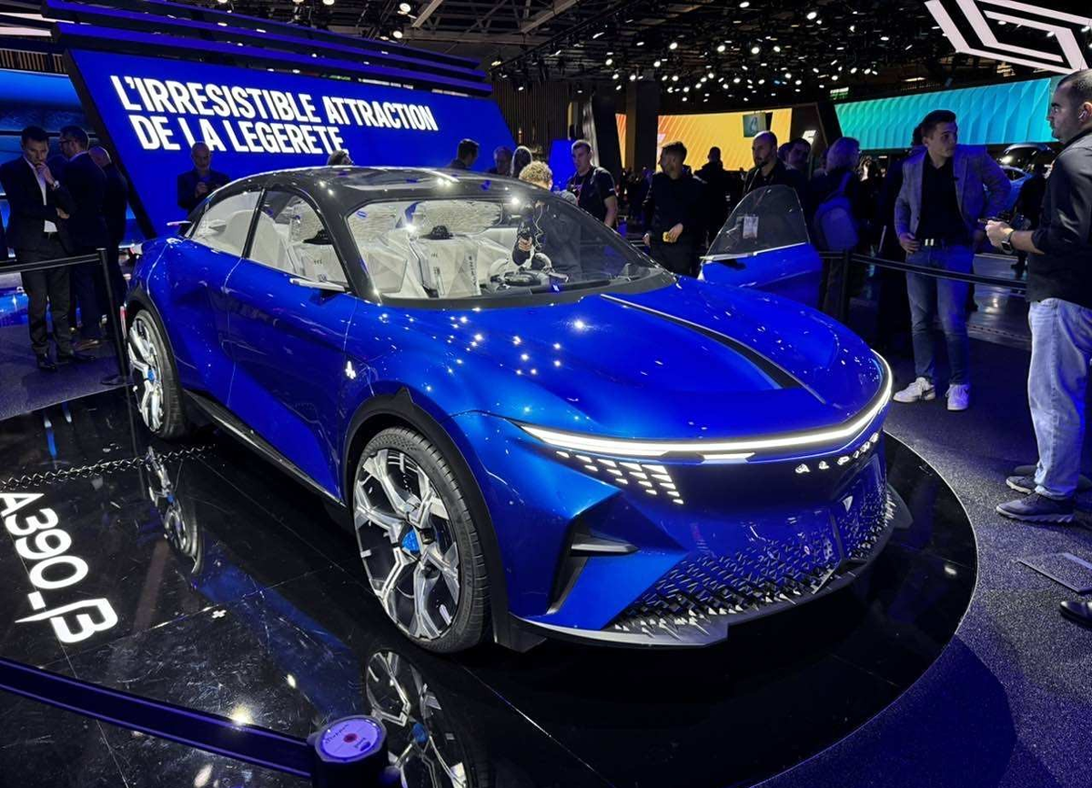 Alpine A390_β на стенде компании 