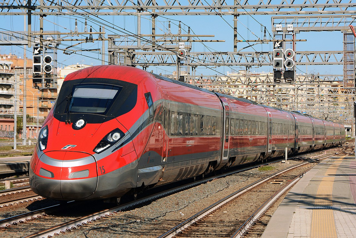 Frecciarossa 1000 на станции в Риме. Источник фото: en.wikipedia.org Авторство: By Nelso Silva from Porto, Portugal - FS Trenitalia ETR400 15, CC BY-SA 2.0, https://commons.wikimedia.org/w/index.php?curid=98892179