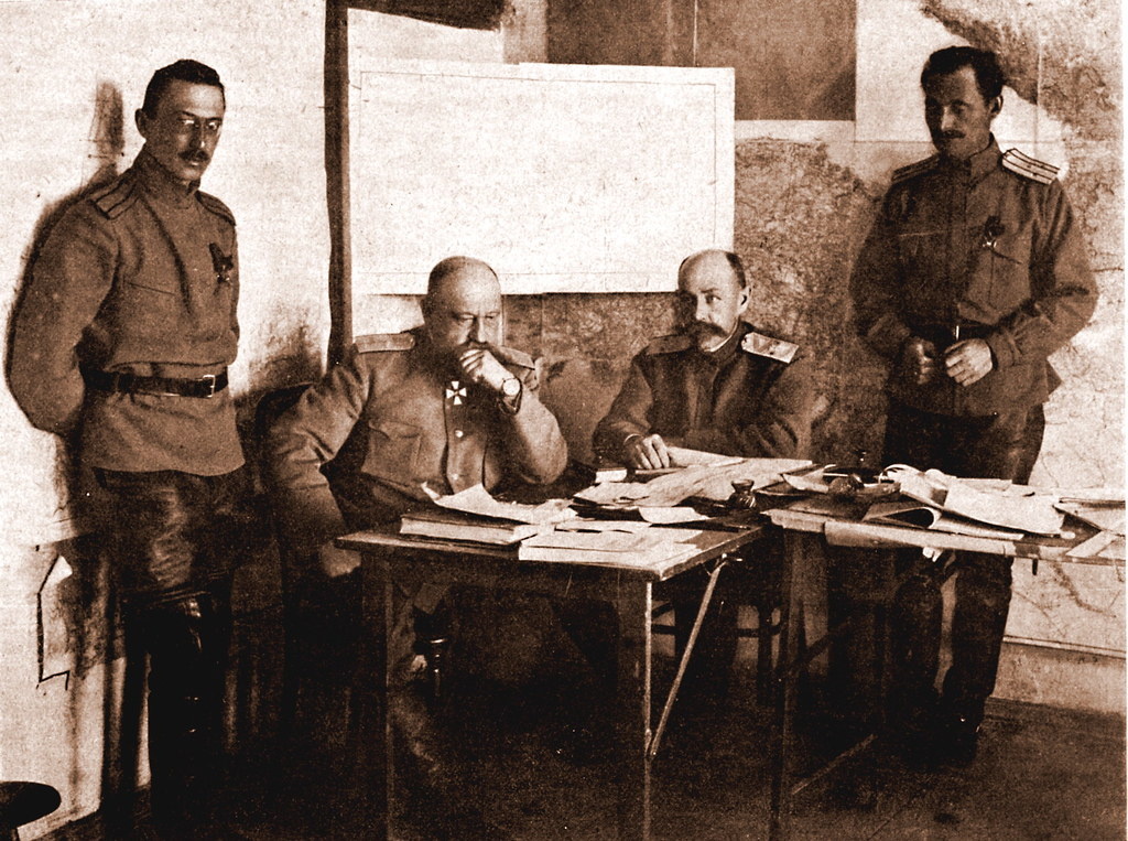 Генерал Н.Н. Юденич (сидит слева) вместе с сослуживцами.