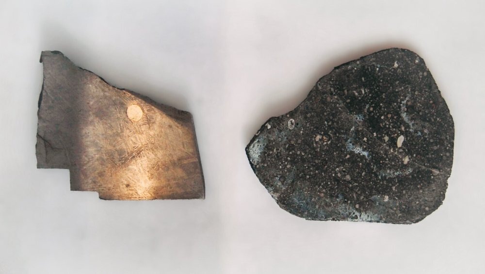    Фото: Sedgwick Museum of Earth Sciences, University of Cambridge, Железный метеорит из ядра расплавленной планетезимали (слева) и хондритовый метеорит из «примитивной», нерасплавленной планетезимали (справа).