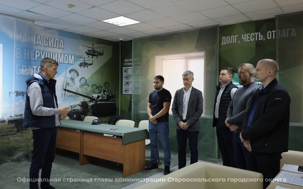    Чиновники из администрации Старооскольского округа пополнили отряд самообороны Фото из телеграм-канала Андрея Чеснокова
