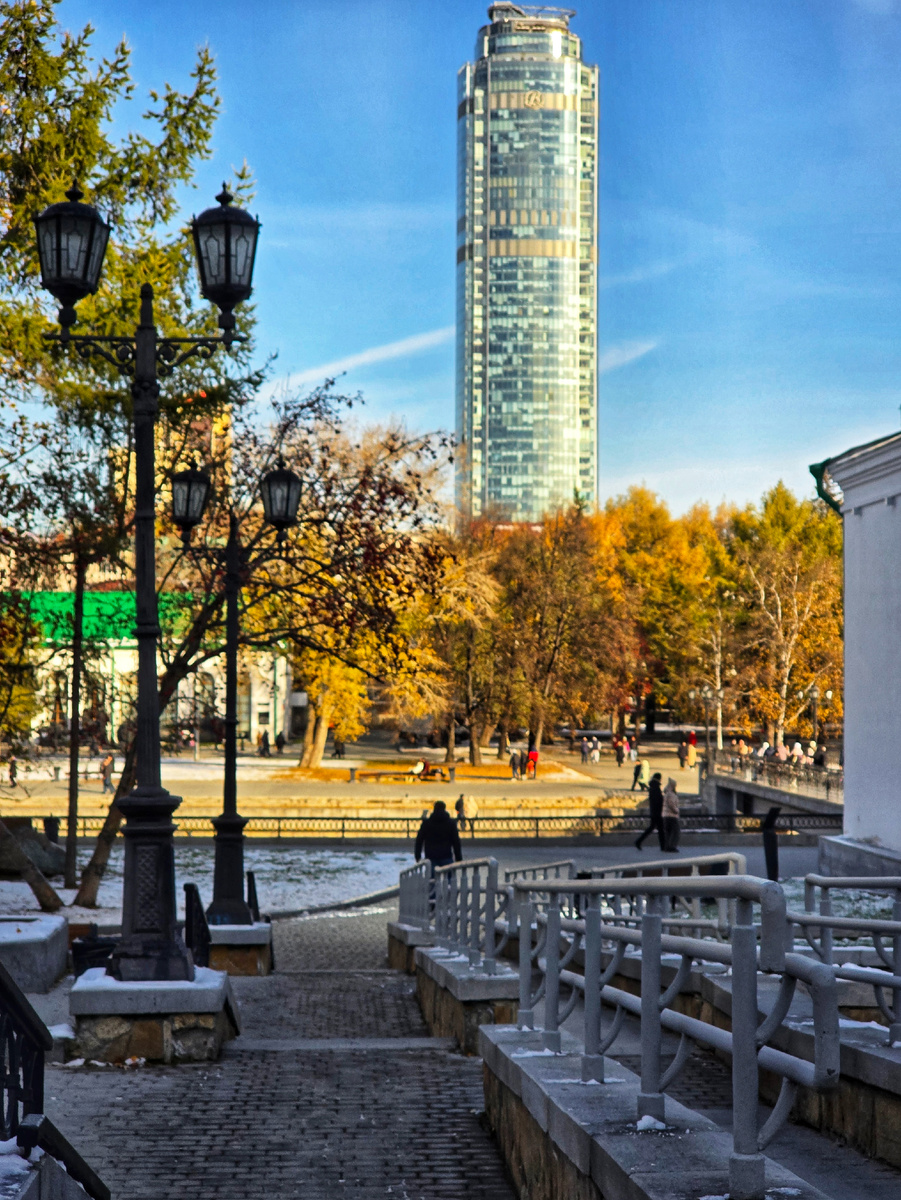 Справа Музей изобразительных искусств, а большое здание прямо по курсу - это БЦ Высоцкий