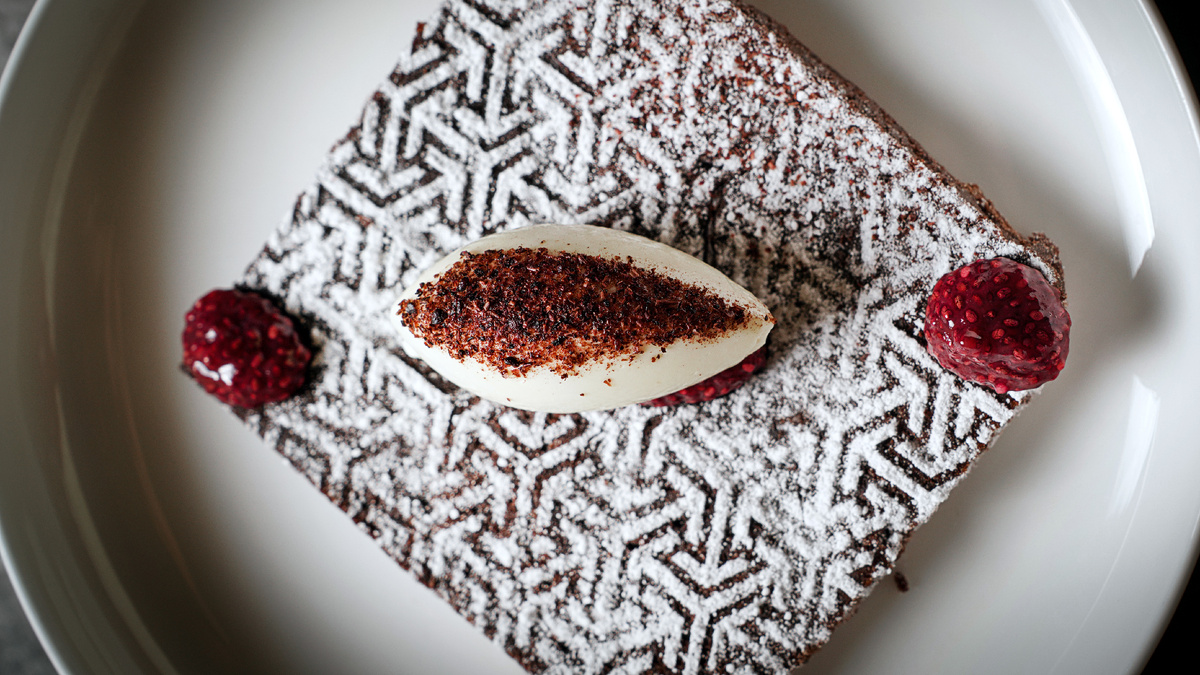 Фото: Кофейный брауни с мороженым из пахты в ресторане Nordic