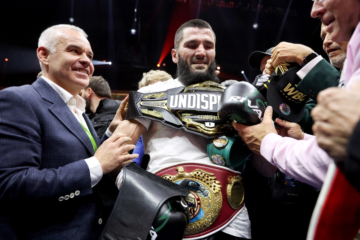  📷 📷 📷 📷 📷 📷 📷 📷   Бетербиев победил Бивола и стал абсолютным чемпионом мира