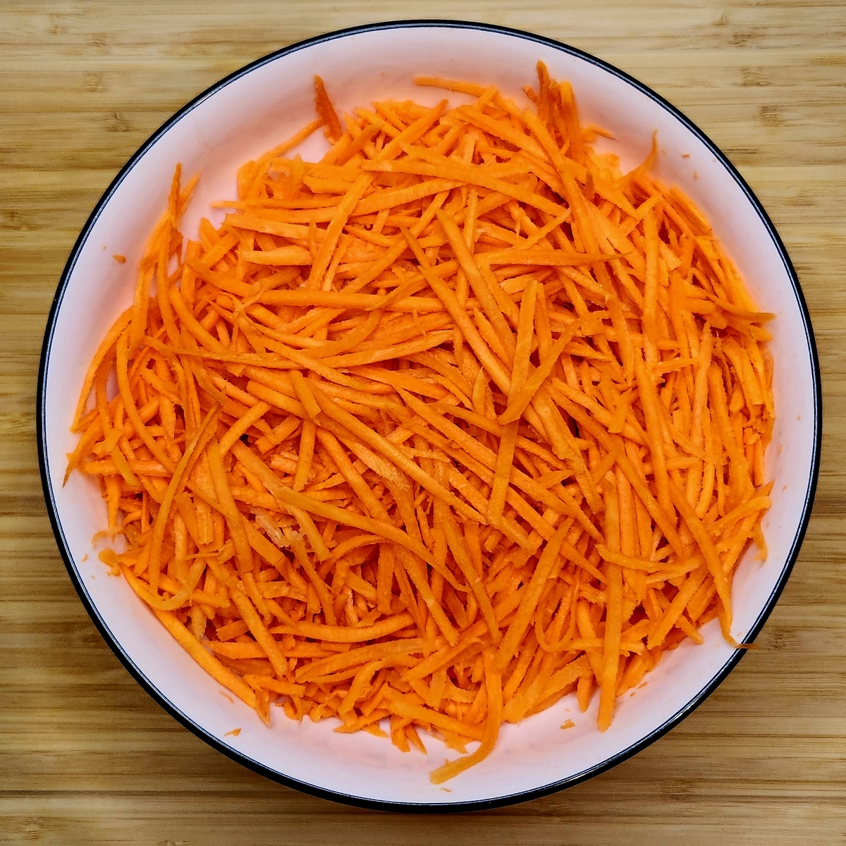 Стараемся натереть морковь максимально длинной соломкой, она не должна быть  короткой. 