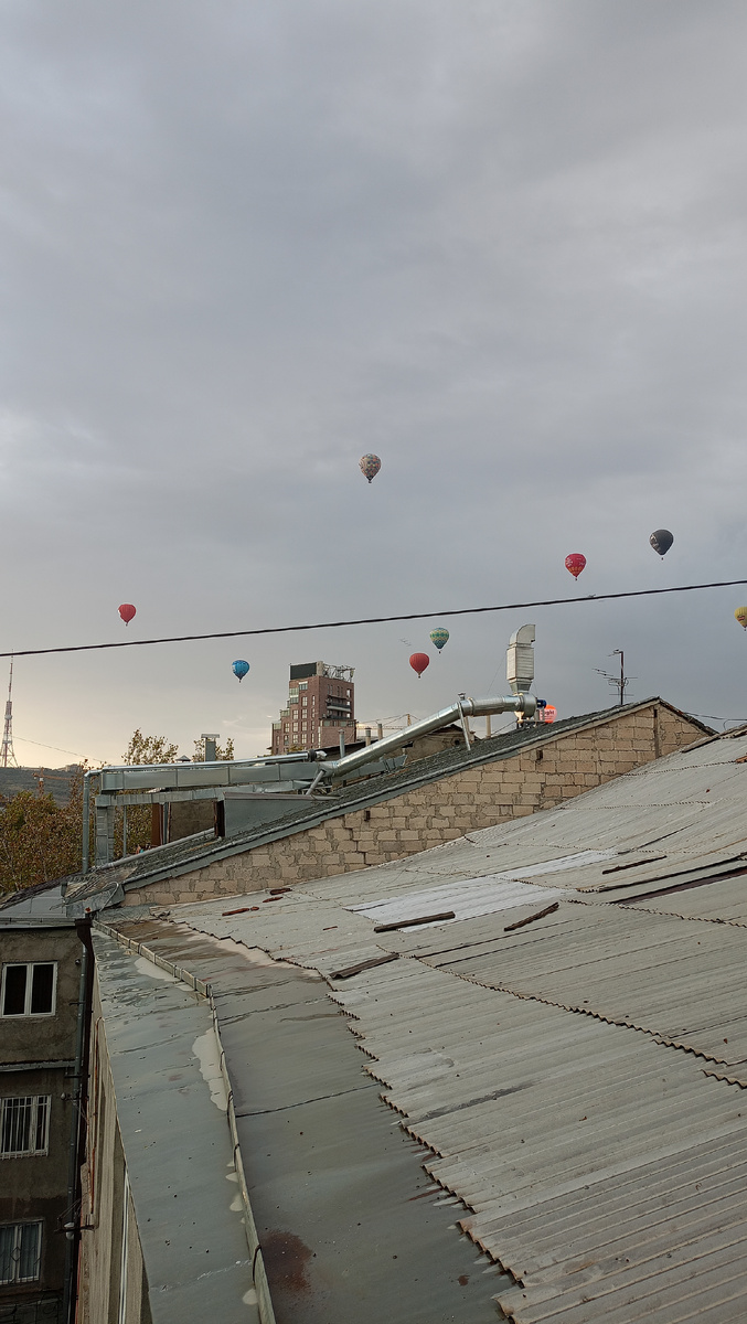 Они плавно плыли над крышами. И это показалось мне хорошим знаком