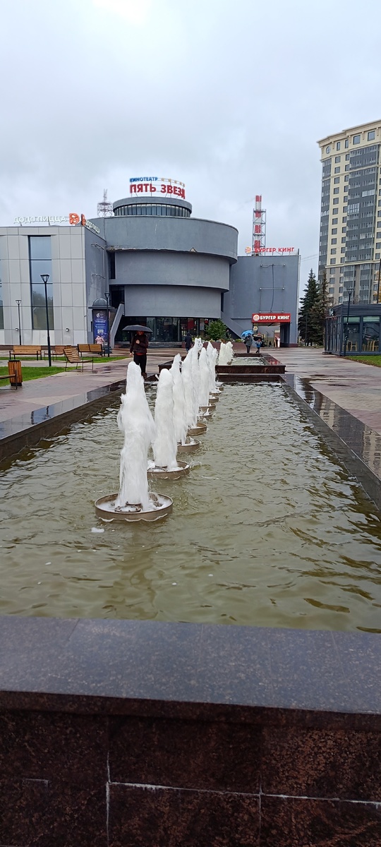 Фонтаны так и не выключили, а в этот день пошёл первый снег😅