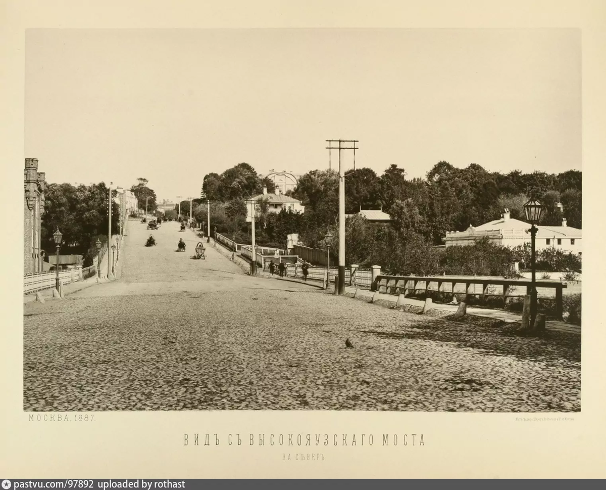 Проезжая часть Всокояузского моста в 1887 году. Вид в сторону Курского вокзала. С сайта www.pastvu.com.