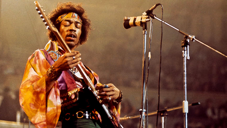 Джими Хендрикс во время выступления в Альберт-холле в 1969 году (Источник: David Redfern / Redferns)