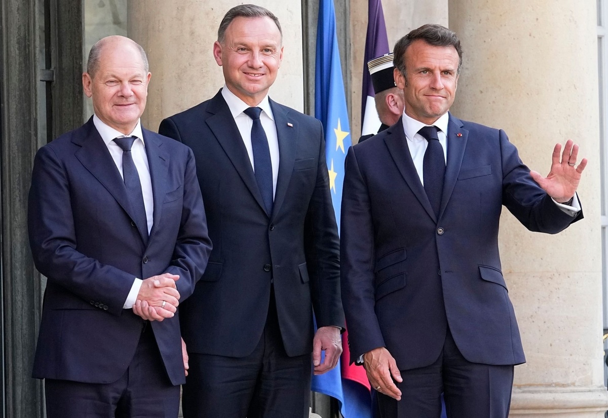 Из открытых источников в интернете.Канцлер Германии Олаф Шольц, президент Польши Анджей Дуда, президент Франции Эмануэль Макрон.