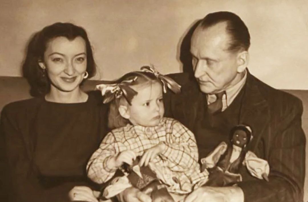 на фото Анастасия Вертинская с родителями