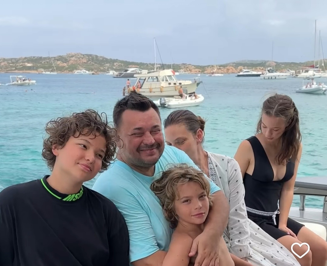 Сергей Жуков с семьёй, правда без малыша. Скрин из видео в Вк