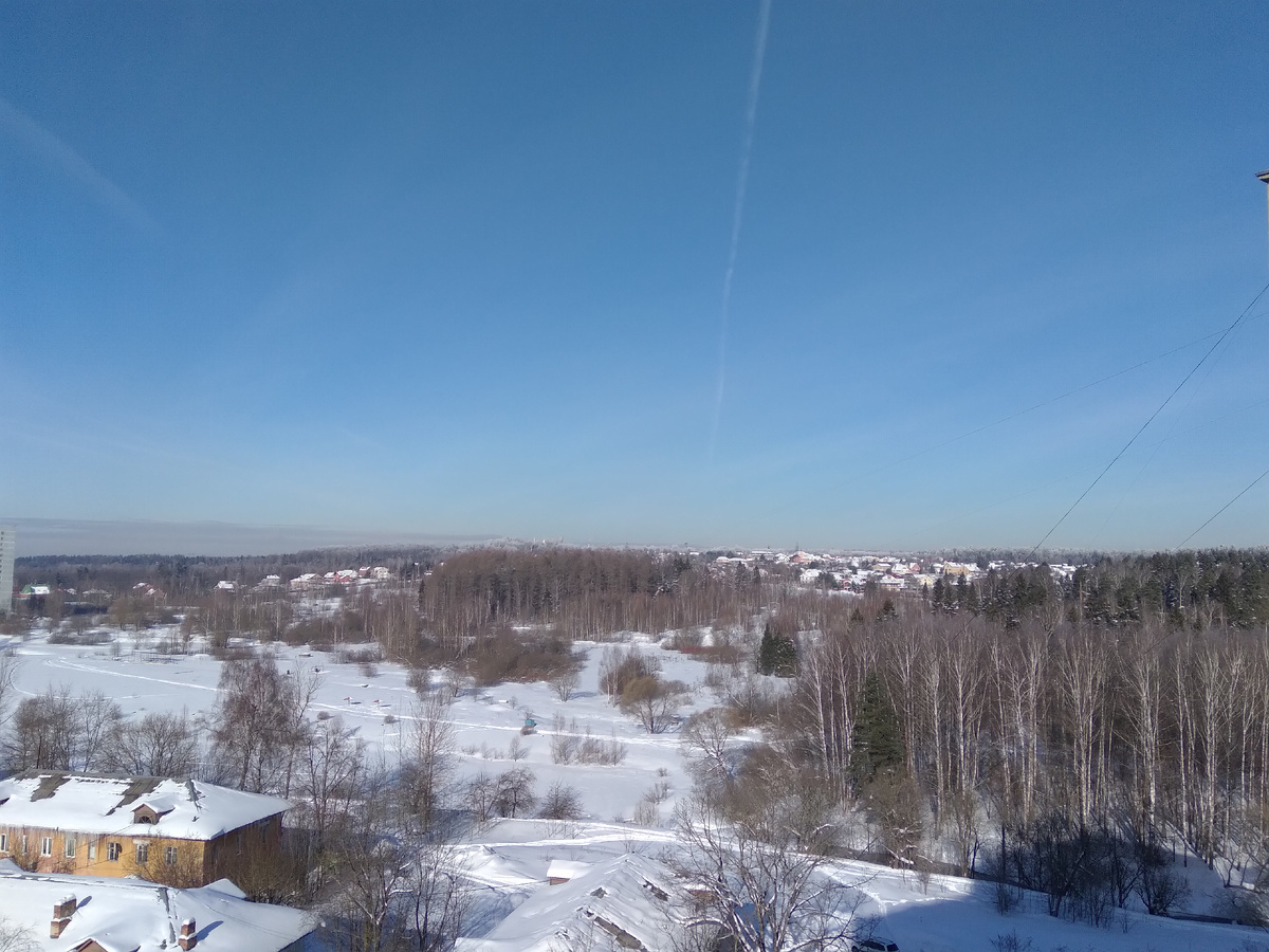 Зимний вид из наших окон: речка вся подо льдом, а за речкой - милый сельский пейзаж.