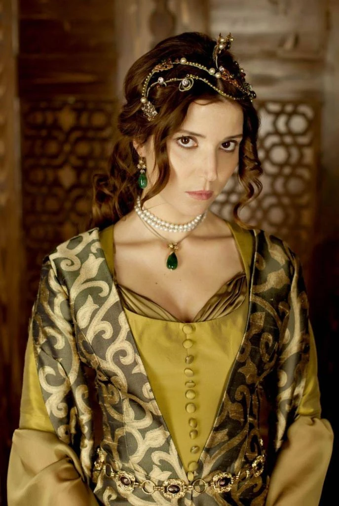 А в сериале "Великолепный век" Хатидже сыграла актриса Сельма Эргеч. Фотография заимствована с https://muhtesemyuzyil.fandom.com/ru/wiki/Хатидже_Султан