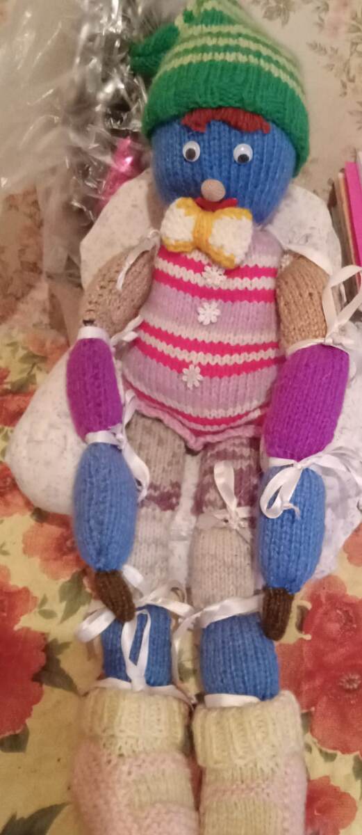  Пряжа пехорка,глазки , деревянный носик, ротик, ленточки , синтепон.