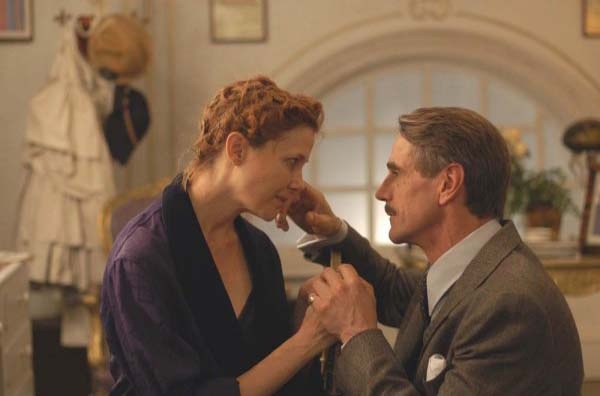 Кадр из фильма «Being Julia» (реж. Истван Шабо, 2004 г.)