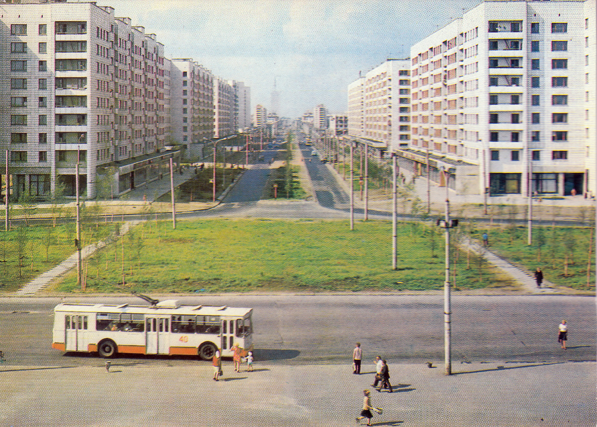 1980-1981 г., пл. 60-летия Октября, троллейбус ЗиУ-682В, автор Н. Аряев, источник: https://pastvu.com/p/1175828
