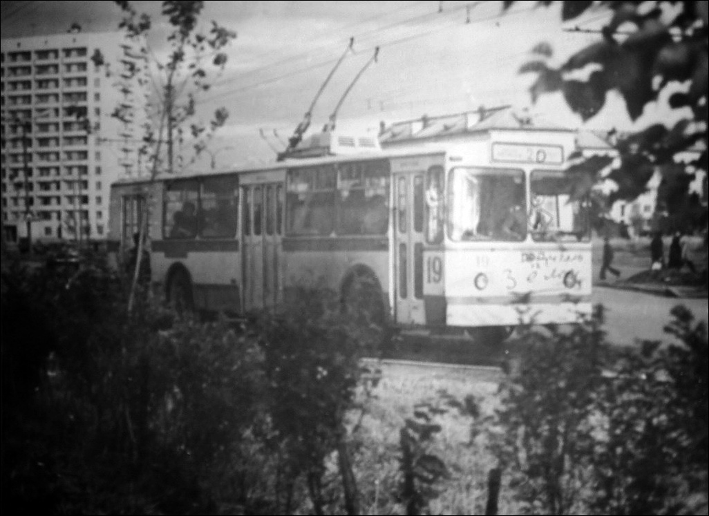 1978-1982 г., ул. Энгельса в районе пл. Дружбы народов, троллейбус ЗиУ-682В, источник: https://pastvu.com/p/700107
