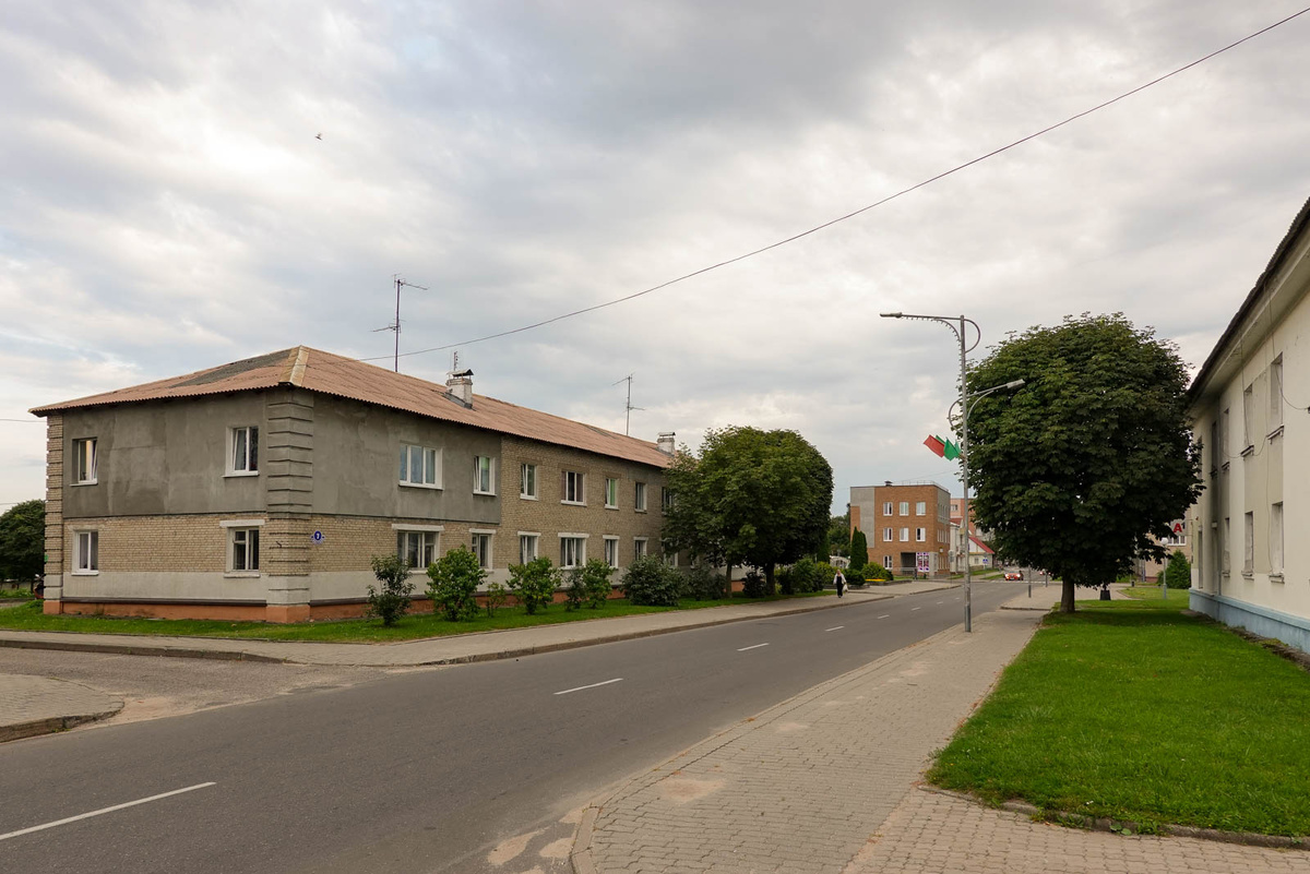 Улица Ленина. В Новогрудке блестяще организовано "чистое небо". Практически никаких проводов.