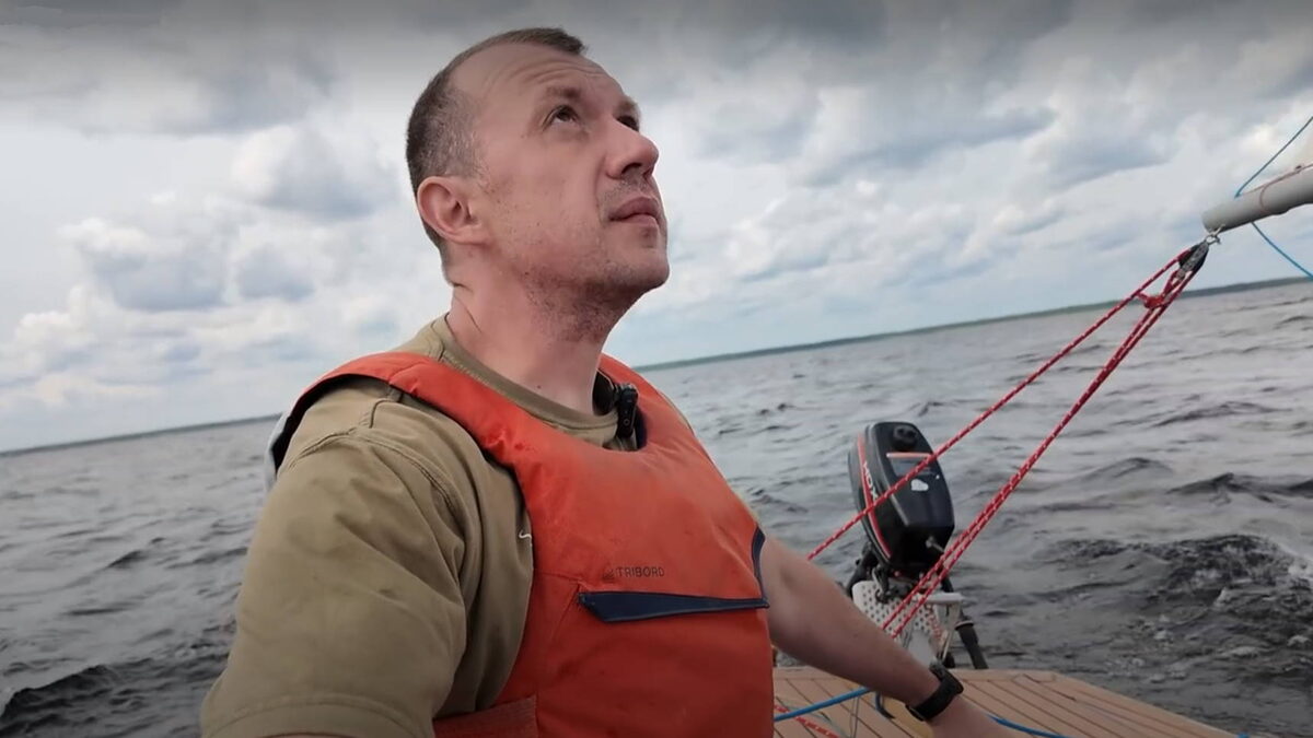 В пути к далеким островам. Алексей с тревогой смотрит на небо. Предчувствие не подвело: в этот день сломается перо руля. 