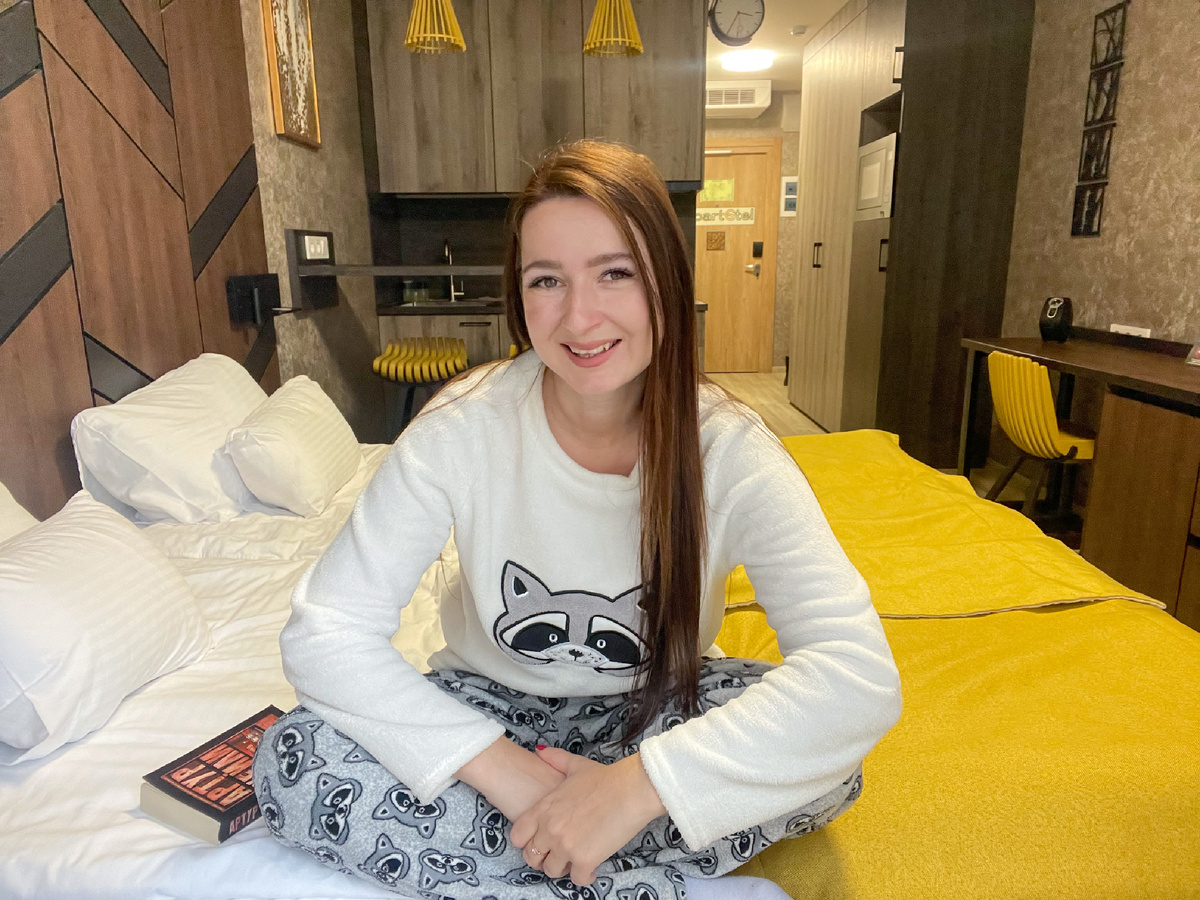 Довольная сижу на яркой кровати :)