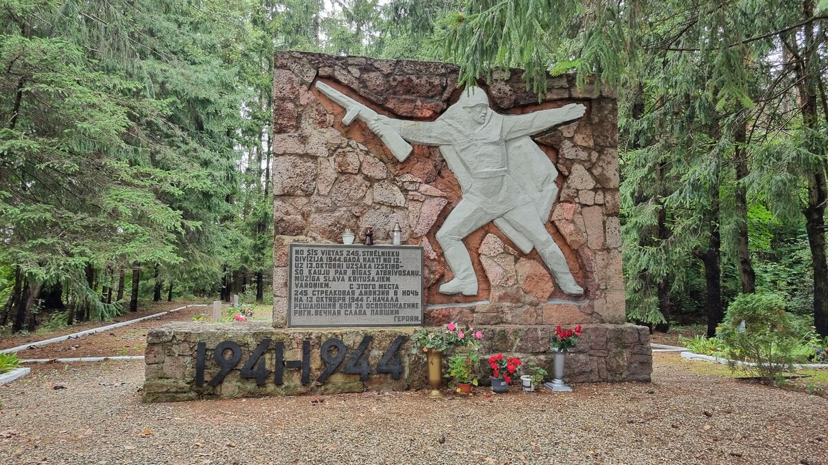 Памятник на советском воинском мемориале в микрорайоне Берги. Фото: Александр Ржавин, 14 сентября 2024 года.