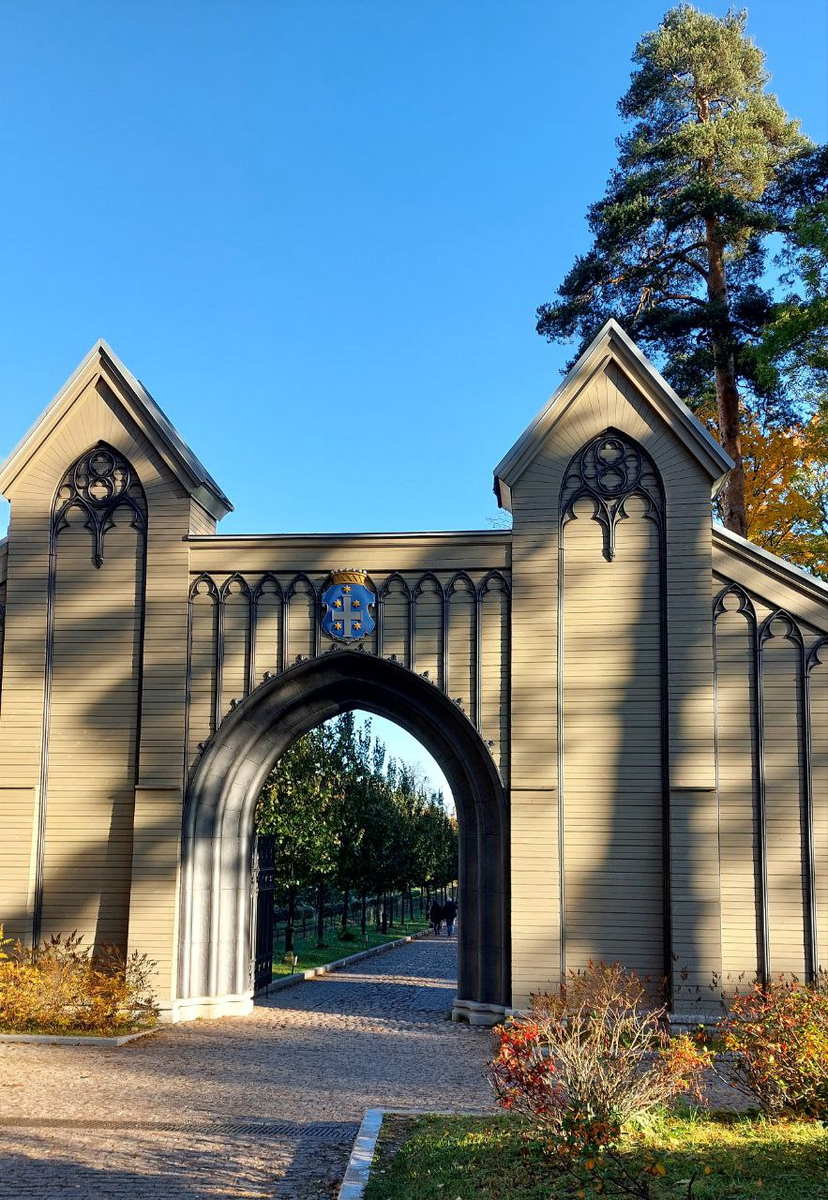 Главные ворота в Монрепо. Выполнены в неоготическом стиле. Фото автора