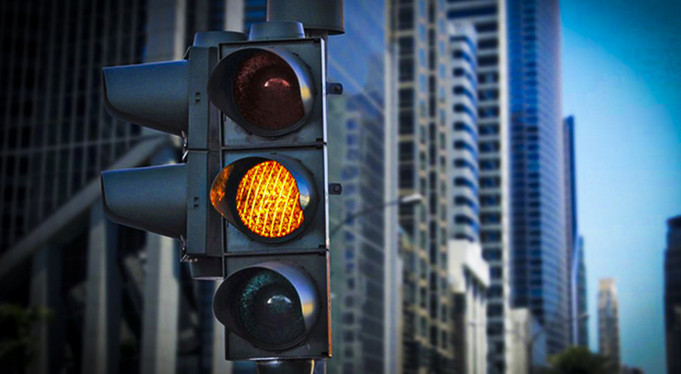 Проскочил перекрёсток на жёлтый светофор: Инспектор хочет оштрафовать. Что нужно сказать, чтобы вас сразу отпустили?