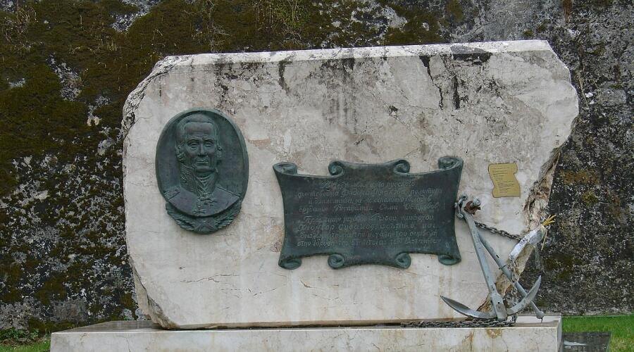    Стела Фёдору Ушакову на острове Корфу Фото: Ленинградский Сергей . Собственная работа, по лицензии CC BY-SA 3.0