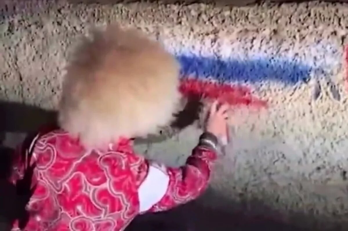    Певец из Ростова-на-Дону закрасил в Тбилиси оскорбляющую РФ надпись