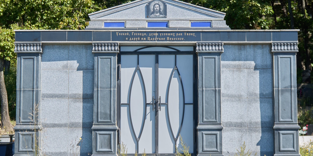 Семейный склеп: необычное сооружение на городском кладбище Владивостока