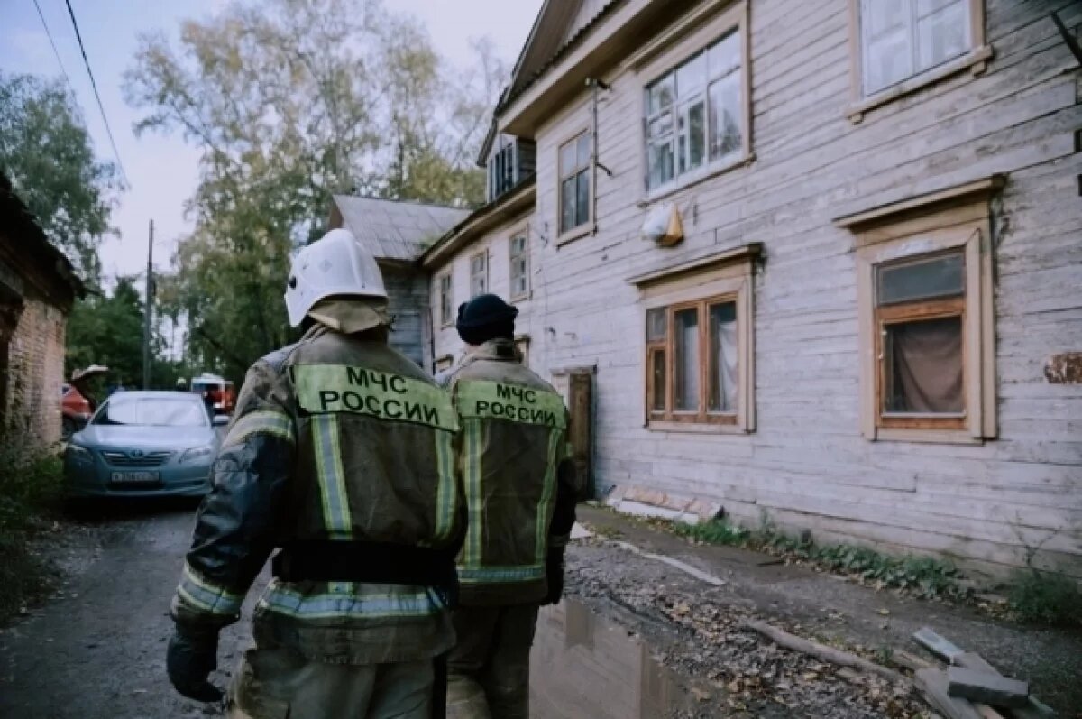    В Асино спасли 3 человек при пожаре в жилом доме с надворными постройками