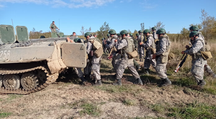 Взвод занимает места в боевых машинах.