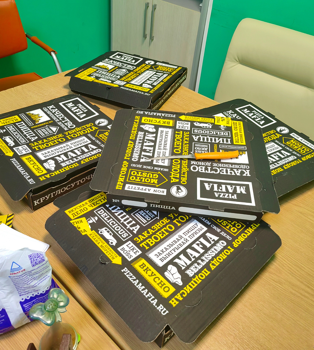 На работе был день рождения у сотрудницы. Угощают как правило пиццей