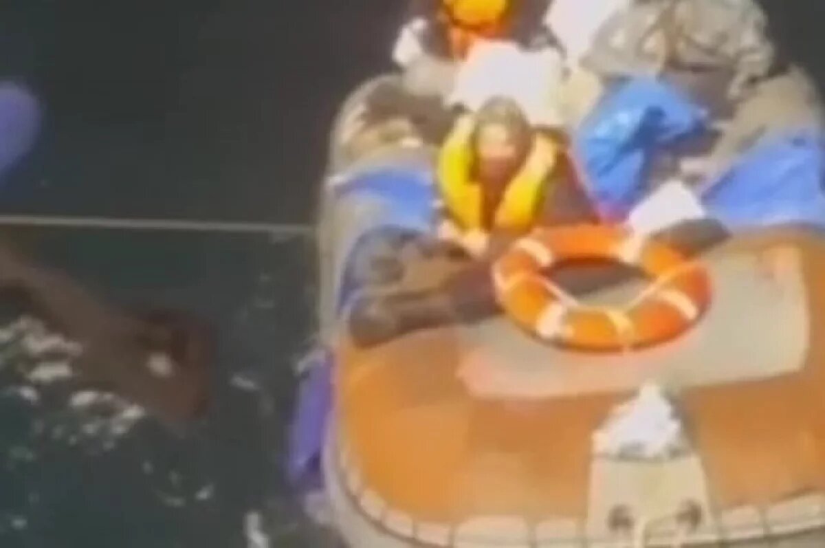    Момент спасения дрейфующего 67 дней в море Пичугина попал на видео