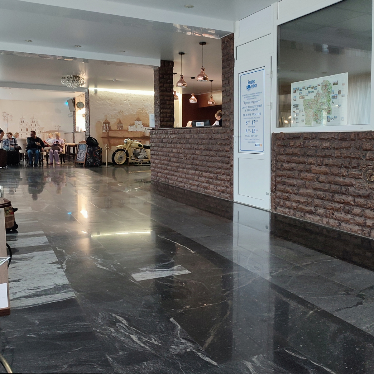 Аскетическая скромность ресепшн тоже вопросов не вызвала. Ну, выбрали такой стиль и ладно 😼