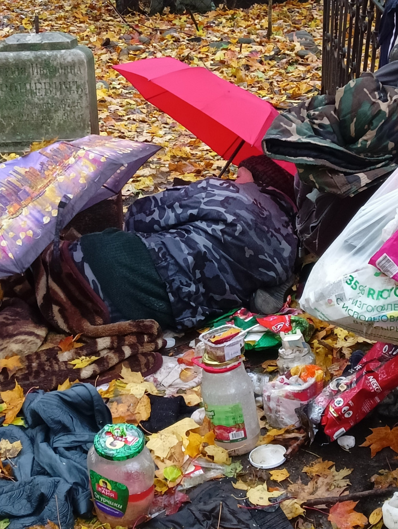    Спят на могилах: безногий мужчина с женщиной живут на кладбище в ПетрозаводскеЛюдмила Куракина/со страницы главы Петрозаводска Инны Колыхматовой