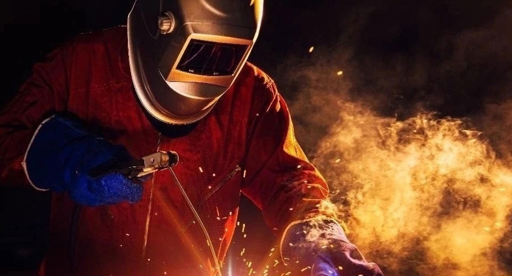 📌 Выбор спецодежды и спецобуви для сварщика – задача, требующая тщательного подхода, ведь безопасность – главный приоритет