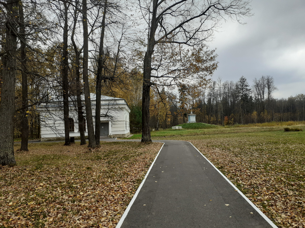 На переднем плане дача, а на заднем плане часовня с искусственной звездой