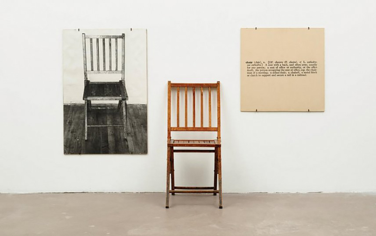 Джозеф Кошут. Инсталляция «Один и три стула» (англ. One and Three Chairs) . 1965 
Источник фото - ссылка: https://clck.ru/3DwMpr