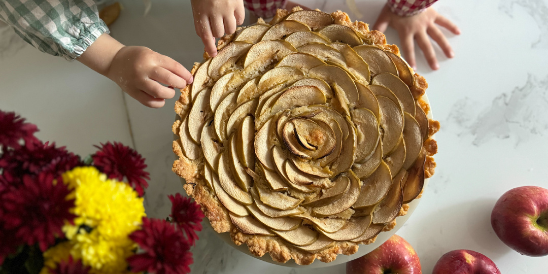 Яблочный пирог с начинкой из миндального крема не оставит равнодушным даже самого искушенного лакомку