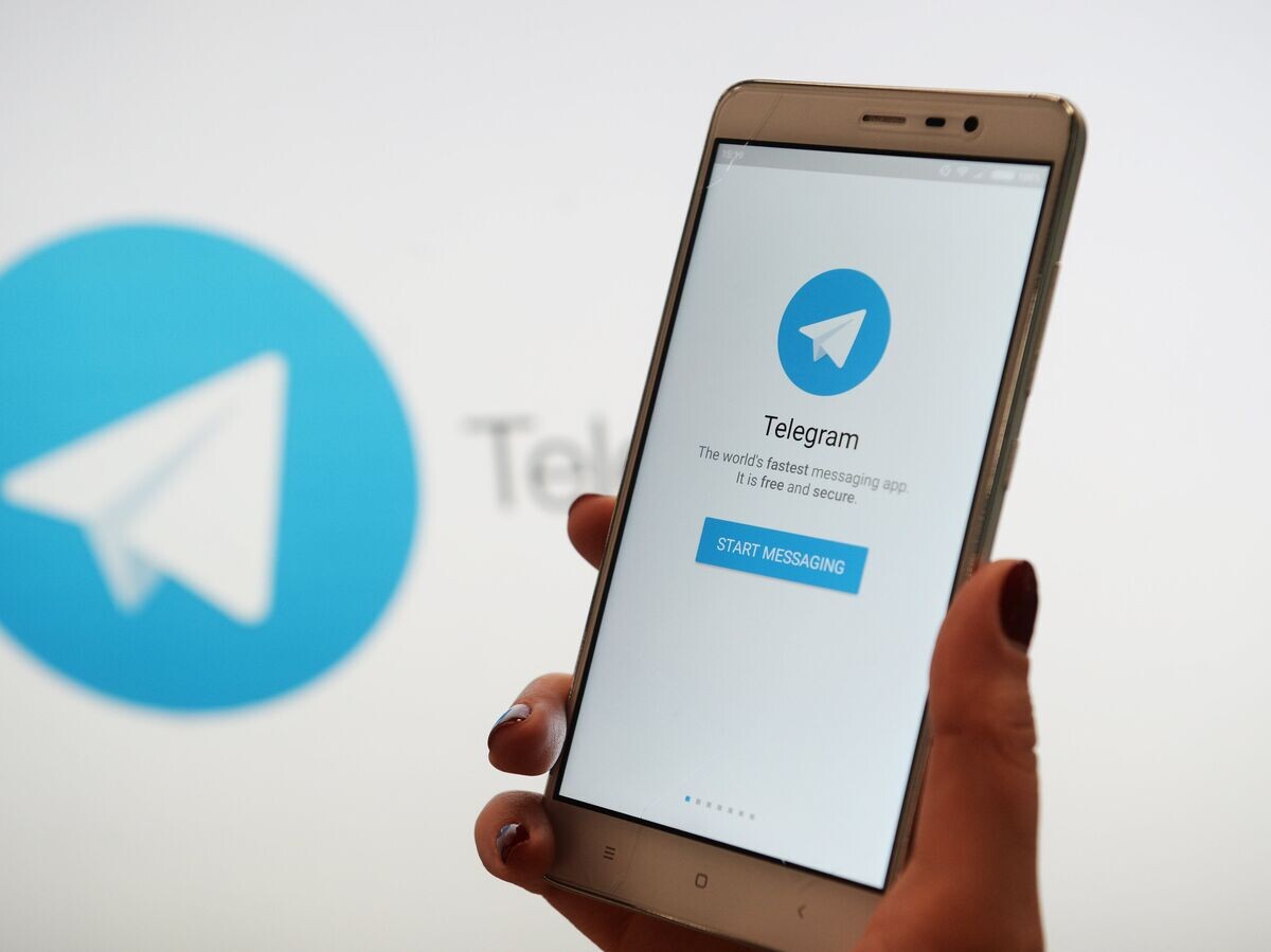    " Мессенджер Telegram на экране телефона© РИА Новости . Кирилл Каллиников