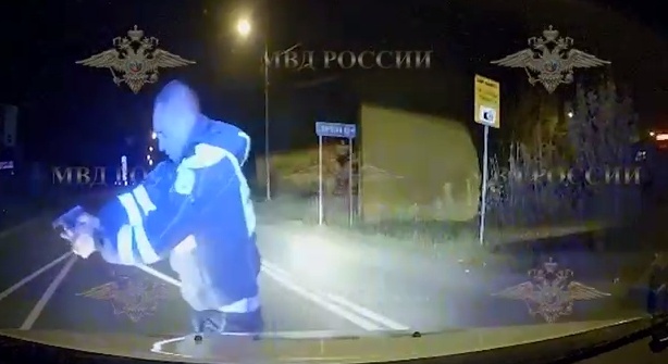 Сотрудник полиции стрелял по колесам машины. Скрин видео МВД России.