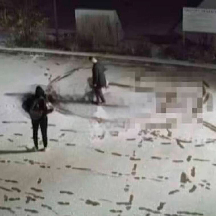 Уголовное дело завели на подростков, осквернивших Мемориал Воинской славы в Железногорске-Илимском. СУ СК РФ по Иркутской области сообщает, что несовершеннолетние подозреваются в преступлении, предусмотренного ч. 4 ст. 354.1 УК РФ. Это произошло 10 октября, двое нарушителей изобразили на снегу у сооружения экстремистскую символику.