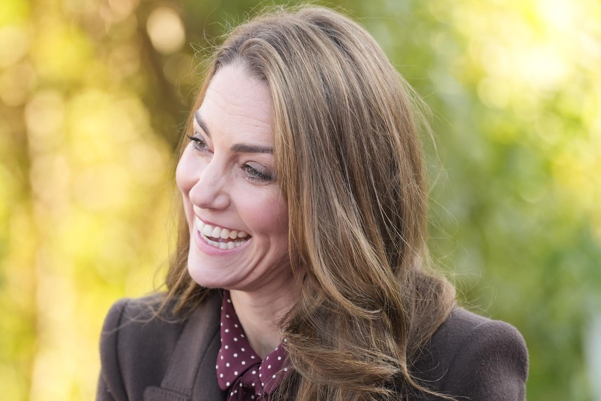     Кейт Миддлтон в любимой куртке тайно приехала на футбольный матч принца Луи