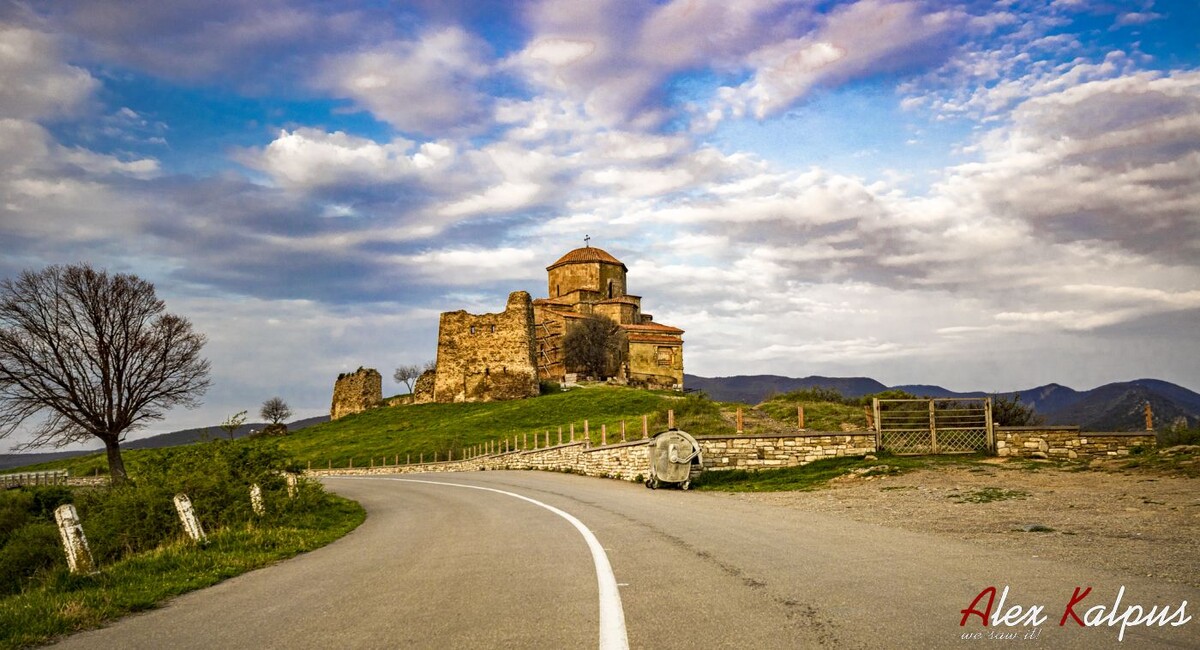 Крестовый монастырь (Джвари). Вид с дороги.