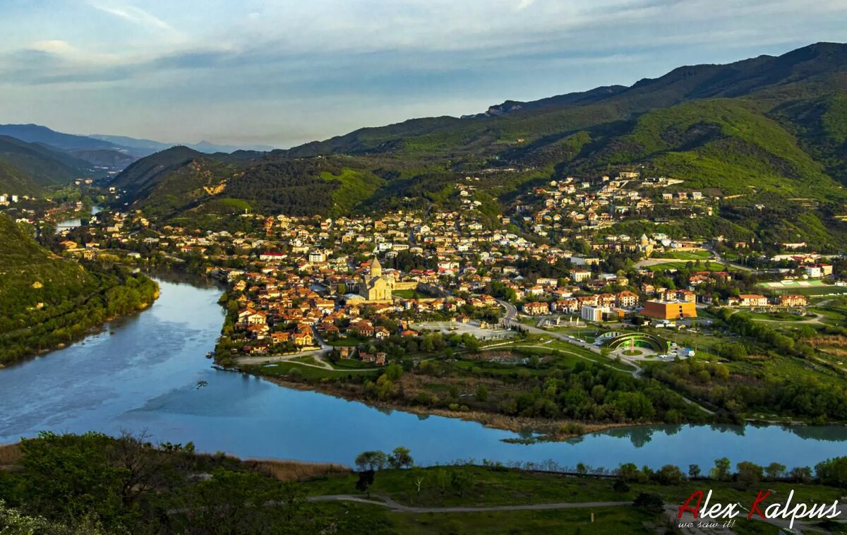 Вид на г. Мцхета, от монастыря Джвари. Место слияния рек Кура (верное название Мтквари) и реки Арагви.